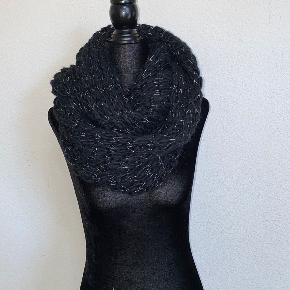 Chatties- Black Woven Hoop Scarf ❄️